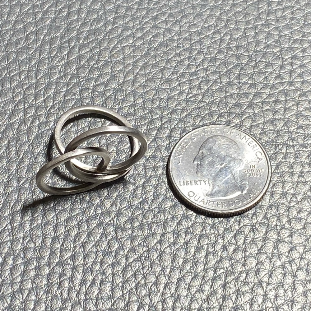 Elegant Silver Interlocking Rings - image 8